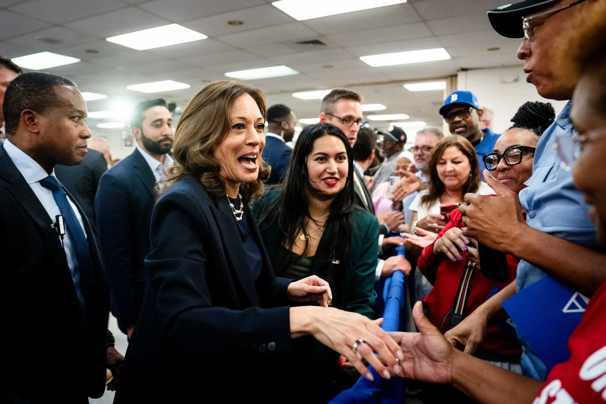 Гарріс і Вальц розгортають кампанію в Арізоні, поки Трамп прямує до Монтани